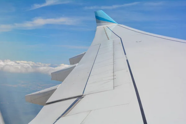 Κοιτάζοντας Έξω Από Ένα Παράθυρο Αεροπλάνου Που Δείχνει Ένα Φτερό — Φωτογραφία Αρχείου