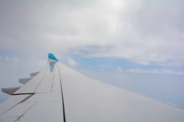 Looking Out Airplane Window Showing Plane Wing Blue Sky White — Stock Photo, Image