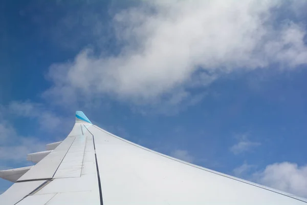 Вид Окна Самолета Показывает Крыло Самолета Голубым Небом Белыми Облаками — стоковое фото