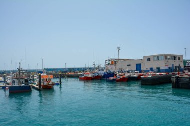 Gemiler Los Cristianos limanında, Santa Cruz vilayeti, Kanarya adası Tenerife, İspanya