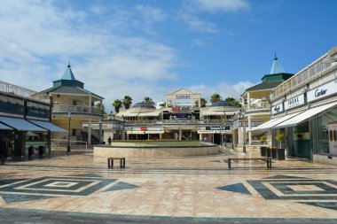 Centro Comercial Safari Alışveriş Merkezi, Playa de la Americas, Tenerife, İspanya 12 Ağustos 2022 - Su çeşmesi ve alışveriş merkezi ve mavi gökyüzü