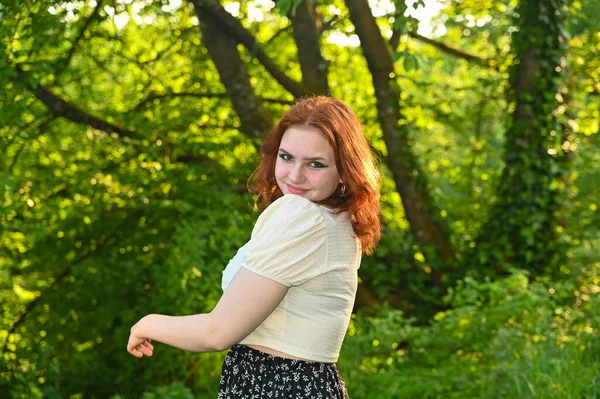 Портрет Молодої Красивої Рудої Дівчини Легкою Блузкою Зеленій Природі Дивиться — стокове фото