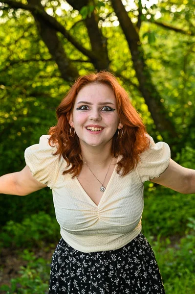 Молодая Рыжеволосая Женщина Светлой Блузке Руки Вытянуты Сторону Зеленой Природе — стоковое фото