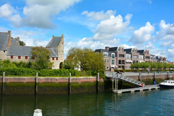 旧港の建物と運河オランダのゼーラント州のZierikzeeの旧市街のZuidhavenpoort — ストック写真