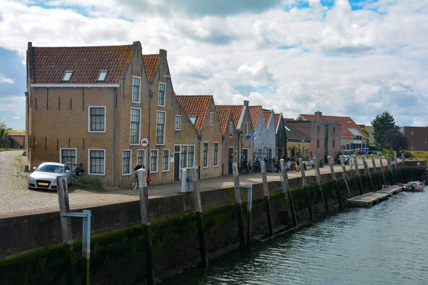 旧港の建物と運河オランダのゼーラント州のZierikzeeの旧市街のZuidhavenpoort — ストック写真