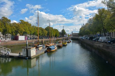 Hollanda 'nın Zeeland kentindeki eski Zierikzee kasabasındaki eski Zuidhavenpoort limanında gemileri olan kanal.
