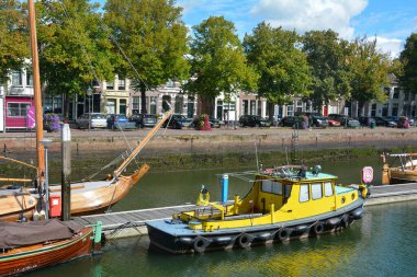 Hollanda 'nın Zeeland kentindeki eski Zierikzee kasabasındaki eski Zuidhavenpoort limanında gemileri olan kanal.