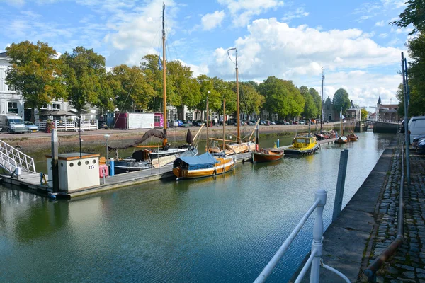 Kanał Statkami Starym Porcie Zuidhavenpoort Starym Mieście Zierikzee Zeelandzie Holandii — Zdjęcie stockowe