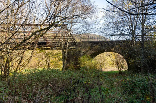 Παλιά Σιδερένια Γέφυρα Πάνω Από Τον Ποταμό Eder Καμάρες Δέντρα — Φωτογραφία Αρχείου