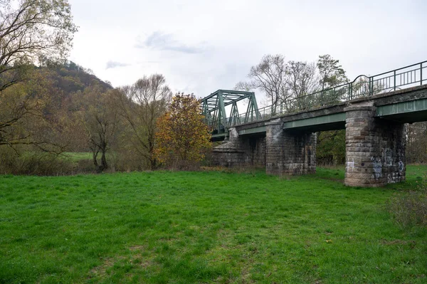 Nehir Üzerinde Taş Metalle Köprü Yeşil Çayır Ile Eder — Stok fotoğraf