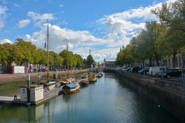 Hollanda 'nın Zeeland kentindeki eski Zierikzee kasabasındaki eski Zuidhavenpoort limanında gemileri olan kanal.