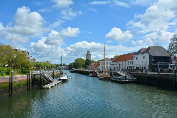 旧港で船と運河Zuidhavenpoort Zierikzeeの旧市街 オランダのゼーラント州 — ストック写真