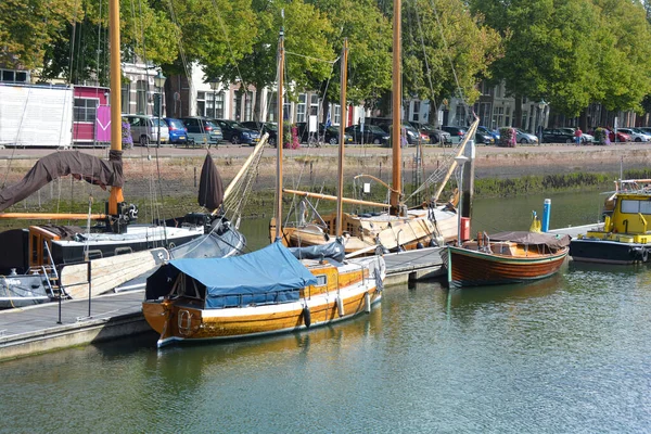 旧港で船と運河Zuidhavenpoort Zierikzeeの旧市街 オランダのゼーラント州 — ストック写真
