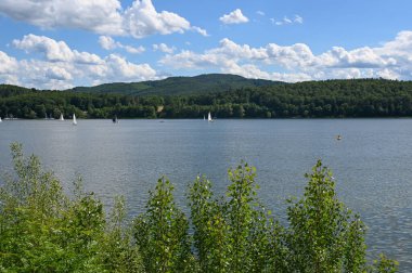 Hesse, Almanya 'da mavi gökyüzü ve bulutlu Edersee Gölü manzarası