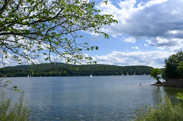 Vista Lago Edersee Com Veleiros Céu Azul Nuvens Hesse Alemanha — Fotografia de Stock