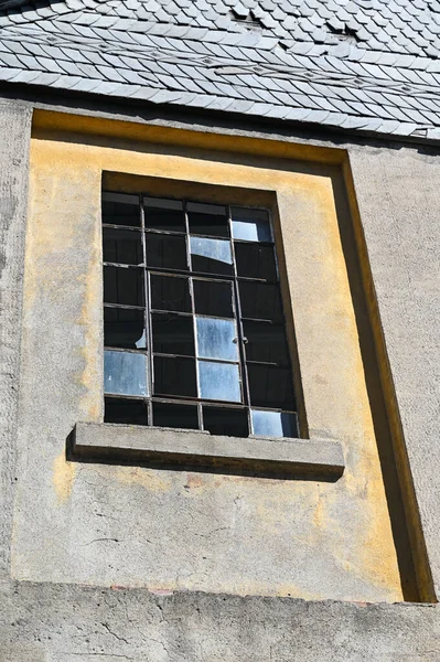 Fasada Starego Domu Metalowymi Oknami Kratowymi Zbitymi Szybami Starym Pustym — Zdjęcie stockowe