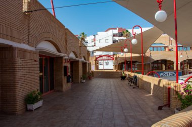 Centro Comercial San Eugenio, Costa Adeja, Tenerife, İspanya 08, 2022 - Şehirdeki alışveriş merkezi
