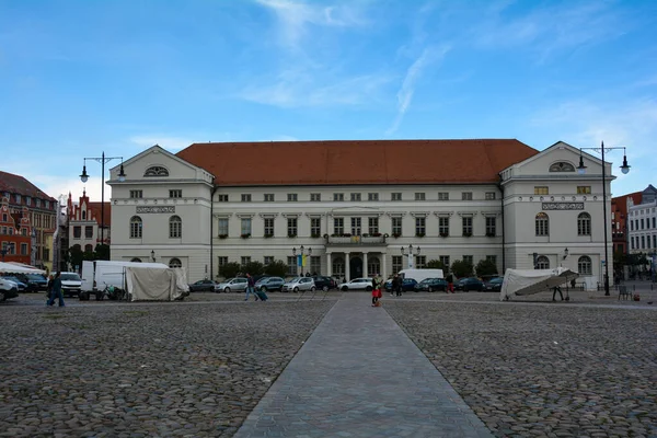 位于德国梅克伦堡 西波美拉尼亚波罗的海沿岸历史名城怀斯马市中心的维斯马市政厅 位于市中心的市场广场上 — 图库照片