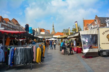 Zierikzee, Hollanda Pazar Meydanı 27 Ağustos 2020 - Şehir merkezinde satış pazarı