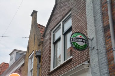 Zierikzee, Hollanda 27 Ağustos 2020 - Evin duvarında Heineken işareti olan ev cephesi
