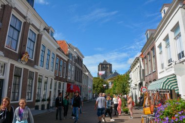 Zierikzee, Zeeland, Hollanda, 24 Ağustos 2020 - Şehirde bir alışveriş caddesinde insanlar