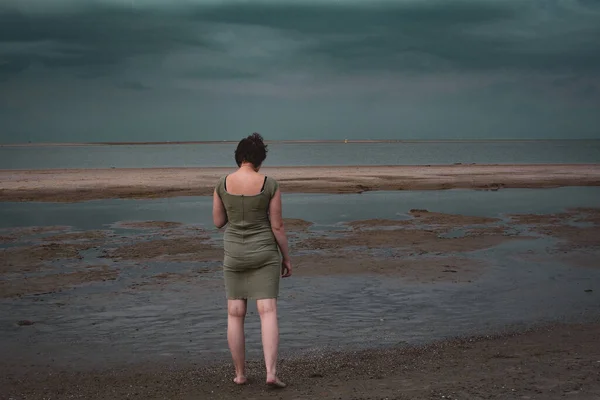 Mujer Joven Vestido Verde Corto Está Pie Frente Mar Una — Foto de Stock