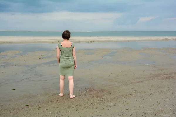 Giovane Donna Abito Verde Corto Piedi Fronte Mare Una Spiaggia — Foto Stock