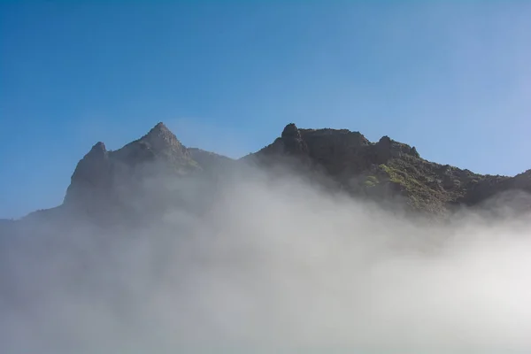 Niskie Chmury Wiszące Zielonych Górach Teno Pobliżu Masca Wyspie Kanaryjskiej — Zdjęcie stockowe