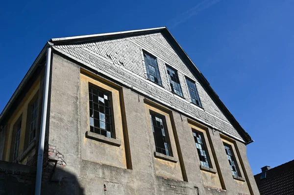 Fassade Eines Alten Hauses Mit Metallgitterfenstern Und Zerbrochenen Glasscheiben Einem — Stockfoto
