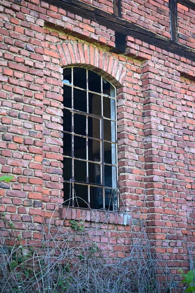 Окно Металлическими Решетками Осколками Стекла Старом Заброшенном Здании — стоковое фото