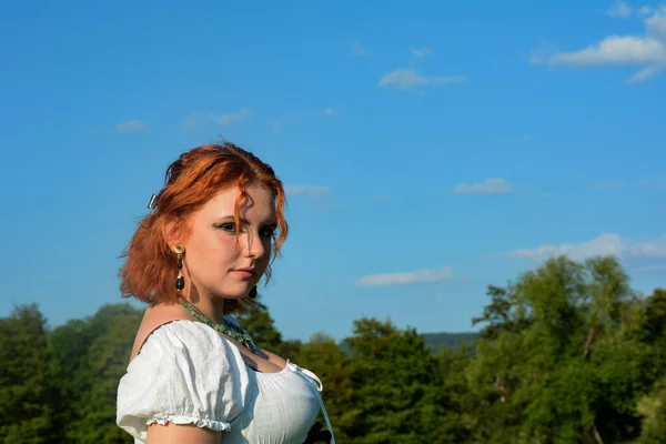Портрет Красивої Молодої Жінки Білому Верху Стоїть Відкритому Повітрі Зеленими — стокове фото