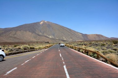 İspanya 'nın Tenerife Kanarya Adası' ndaki Pico del Teide Dağı 'na giden yol.