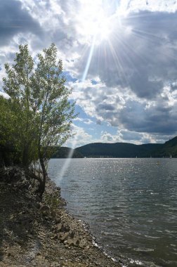 Mavi gökyüzü ve bulutlu Eder Gölü manzarası, Hesse, Almanya