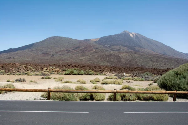 西班牙Tenerife加那利岛上的公路和Pico Del Teide山 — 图库照片