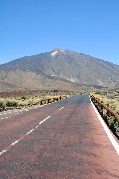 İspanya 'nın Tenerife Kanarya Adası' ndaki Pico del Teide Dağı 'na giden yol.