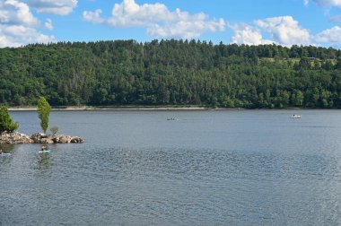 Mavi gökyüzü ve bulutlu Eder Gölü manzarası, Hesse, Almanya