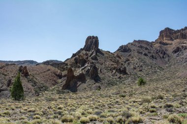 İspanya 'nın Tenerife Kanarya Adası' ndaki El Teide Ulusal Parkı 'ndaki volkanik arazide devasa kayalar.