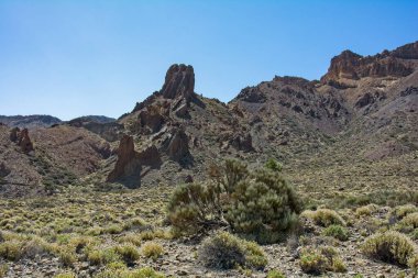 İspanya 'nın Tenerife Kanarya Adası' ndaki El Teide Ulusal Parkı 'ndaki volkanik arazide devasa kayalar.