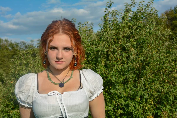 Портрет Красивої Молодої Жінки Білому Верху Стоїть Відкритому Повітрі Зеленими — стокове фото
