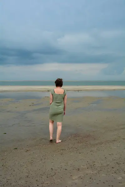 Молода Жінка Короткій Зеленій Сукні Стоїть Перед Морем Піщаному Пляжі — стокове фото
