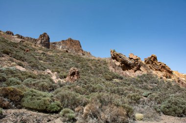 İspanya 'nın Tenerife Kanarya Adası' ndaki El Teide Ulusal Parkı 'ndaki volkanik arazide devasa kayalar.