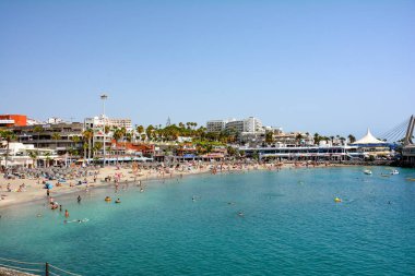 Costa Adeje, Tenerife, İspanya 3 Ağustos 2022 - Kanarya Adası 'nda gezinti güvertesi