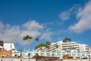 İspanya 'daki Tenerife Kanarya Adası' nda palmiye ağaçları ve mavi gökyüzü olan otel