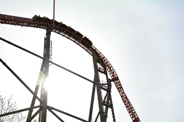 Roller Coaster Full Carriages Amusement Park Sun — Stock Photo, Image