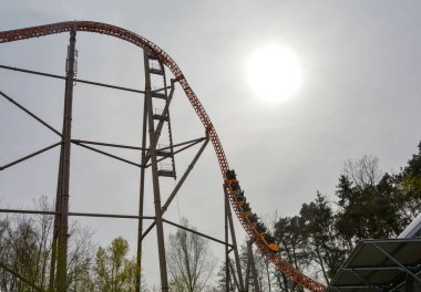 Lunaparkta dolu arabalarla hız treni.