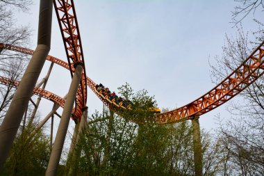 Lunaparkta dolu arabalarla hız treni.