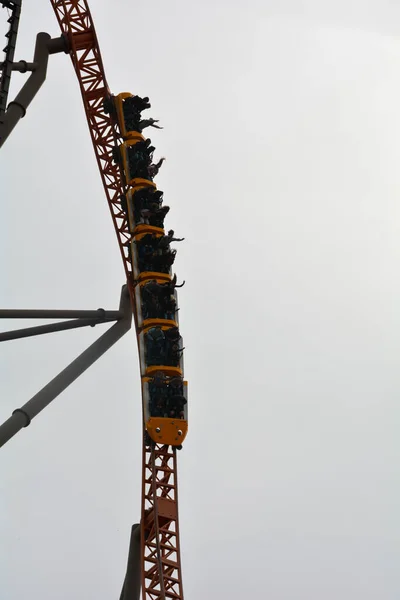 Roller Coaster Pente Raide Avec Chariots Complets Dans Parc Attractions — Photo