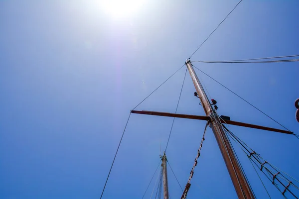 Mast Eines Segelschiffs Ohne Segel Mit Blauem Himmel — Stockfoto