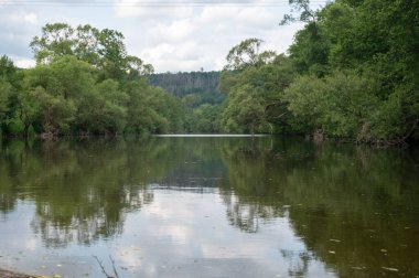 Eder - Almanya 'da yeşil bir arazide bir nehir