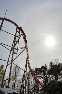 Lunaparkta güneşli at arabalarıyla hız treni.